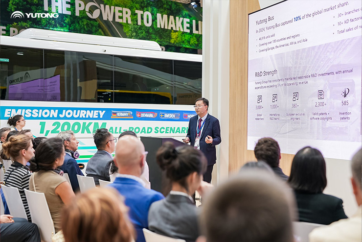 A Yutong Apresenta Nova Geração de Autocarros Interurbanos Elétricos a Bateria IC12E na Cimeira UITP de Hamburgo 2025, Mostrando a Inovação da Eletrificação