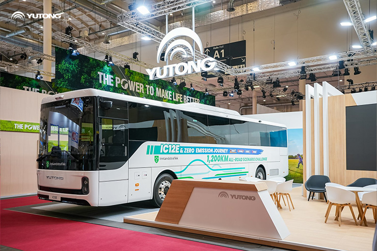 A Yutong Apresenta Nova Geração de Autocarros Interurbanos Elétricos a Bateria IC12E na Cimeira UITP de Hamburgo 2025, Mostrando a Inovação da Eletrificação