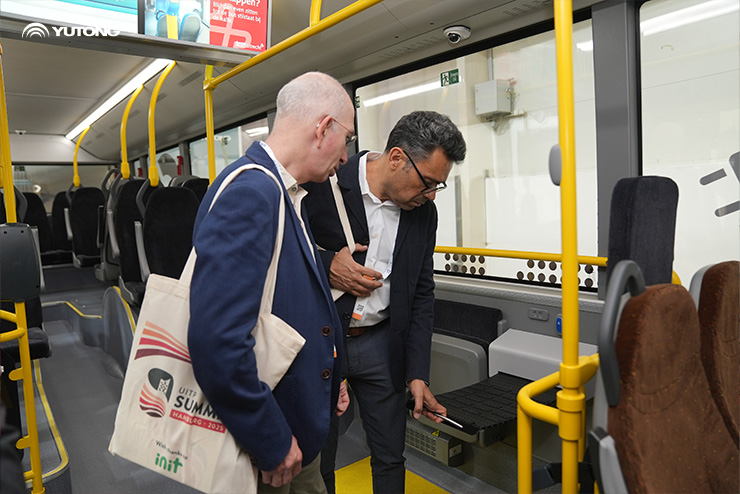 A Yutong Apresenta Nova Geração de Autocarros Interurbanos Elétricos a Bateria IC12E na Cimeira UITP de Hamburgo 2025, Mostrando a Inovação da Eletrificação