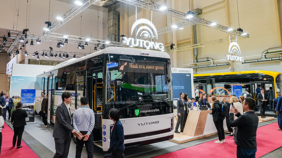 A Yutong Apresenta Nova Geração de Autocarros Interurbanos Elétricos a Bateria IC12E na Cimeira UITP de Hamburgo 2025, Mostrando a Inovação da Eletrificação