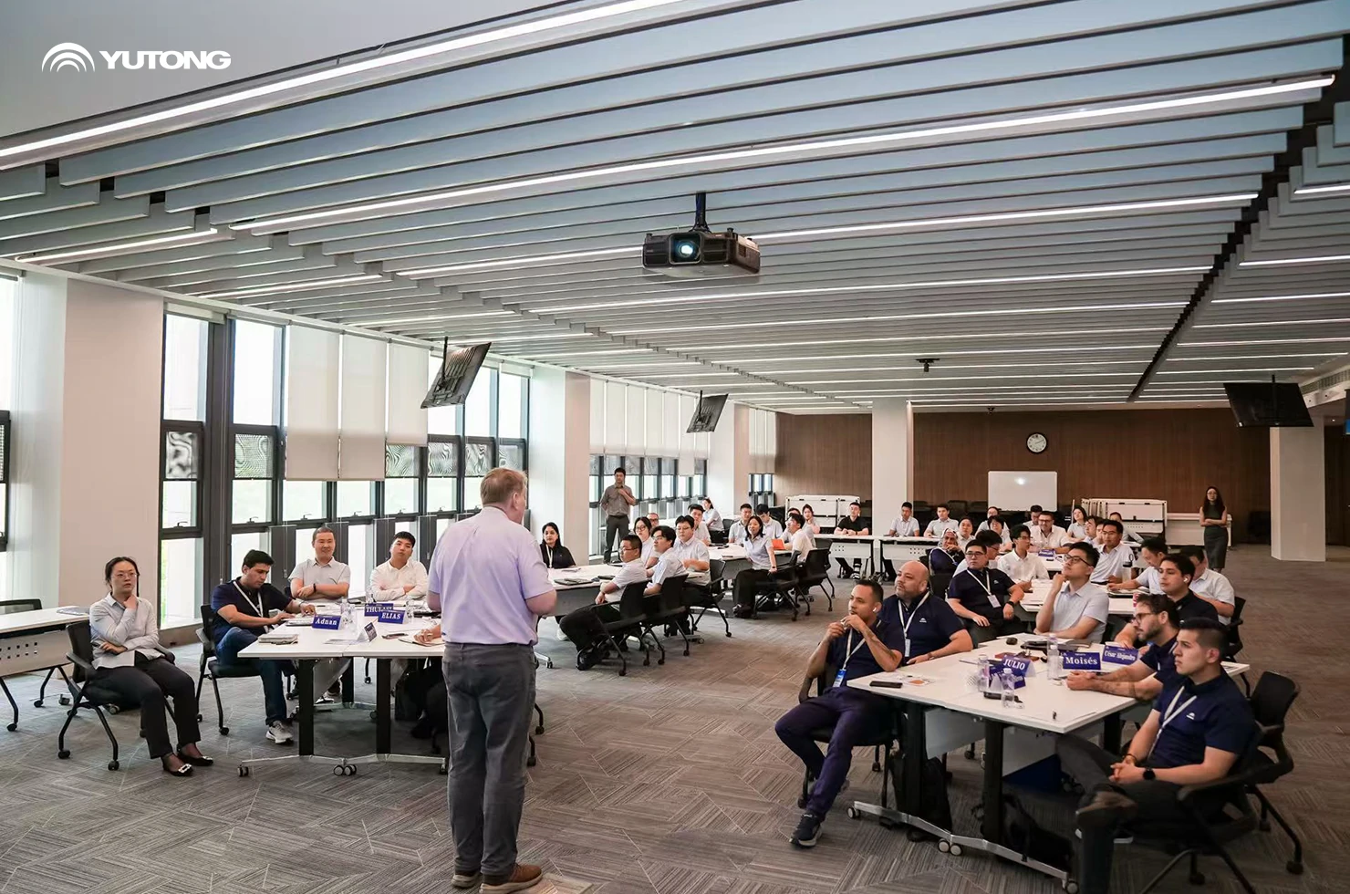 Reunir na Yutong, Ligar o Mundo, Crescer Lado a Lado com a Nossa Força de Trabalho Global Reunir na Yutong, Ligar o Mundo, Crescer Lado a Lado com a Nossa Força de Trabalho Global