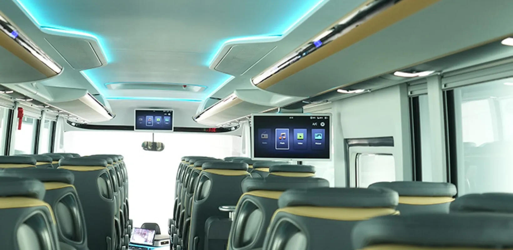 Uma solução audiovisual imersiva com duas telas grandes HD de 22 polegadas na frente e no centro