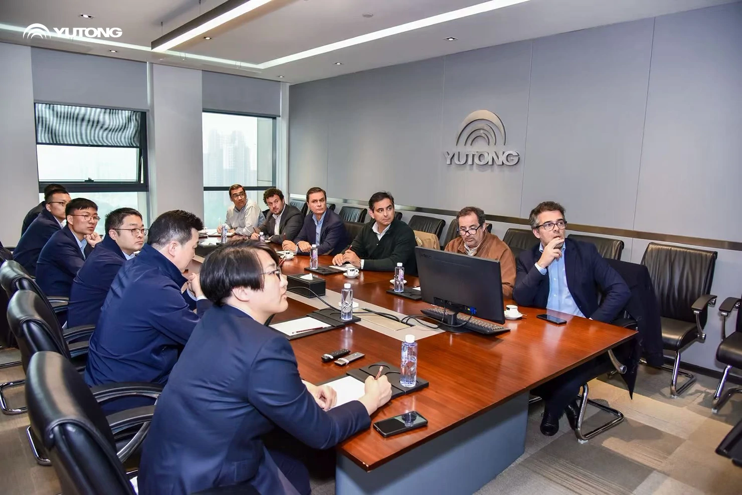 Delegação dos principais clientes portugueses visita a Yutong para estudos e negociações Delegação dos principais clientes portugueses visita a Yutong para estudos e negociações